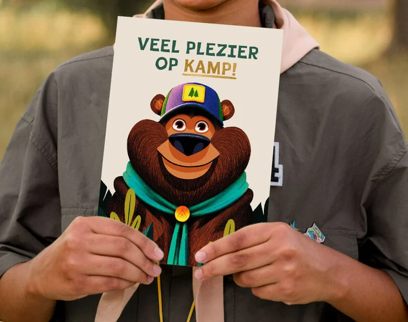 Jongetje die ene kaart vasthoud waar op staat: veel plezier op kamp