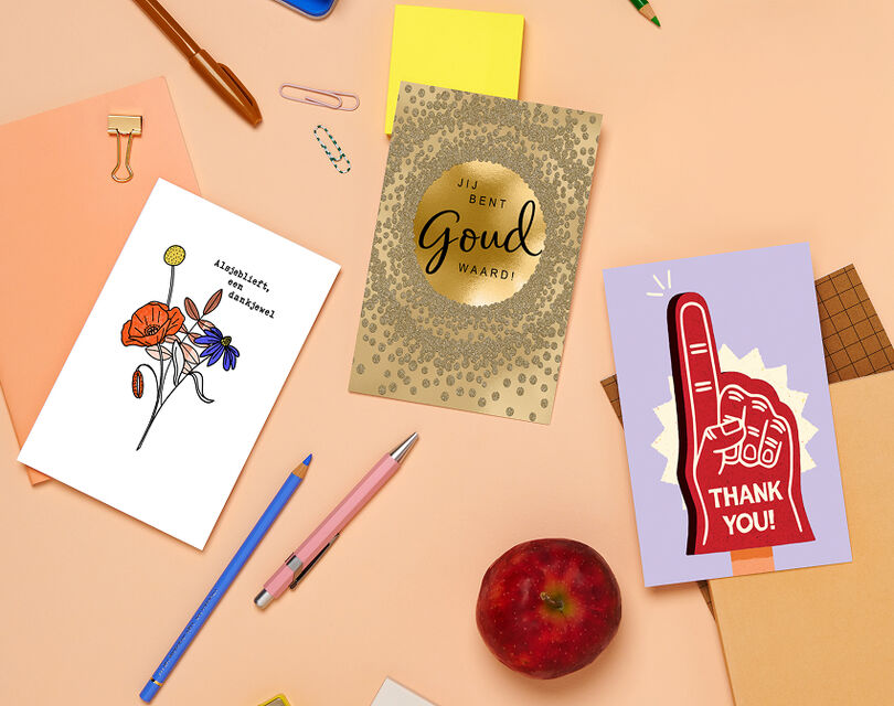 3 verschillende kaarten met potloden en pennen ernaast