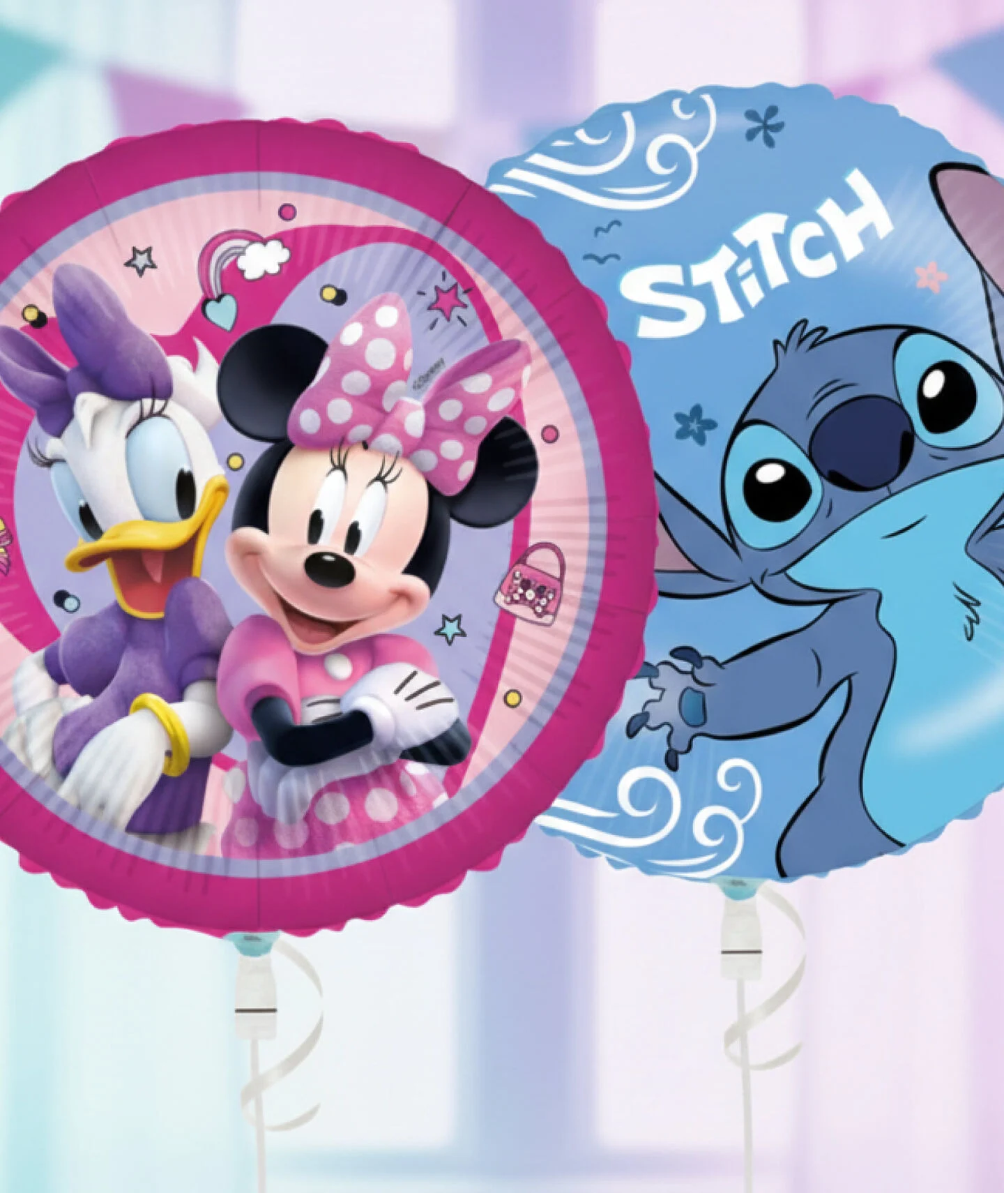 Een roze Disney ballon met Mickey Mouse en een blauwe Disney ballon met Stitch die zweven in de lucht.