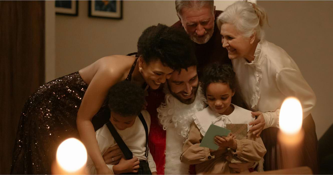 Een lieve familie gezellig bij elkaar voelt zich verbonden tijdens kerst 