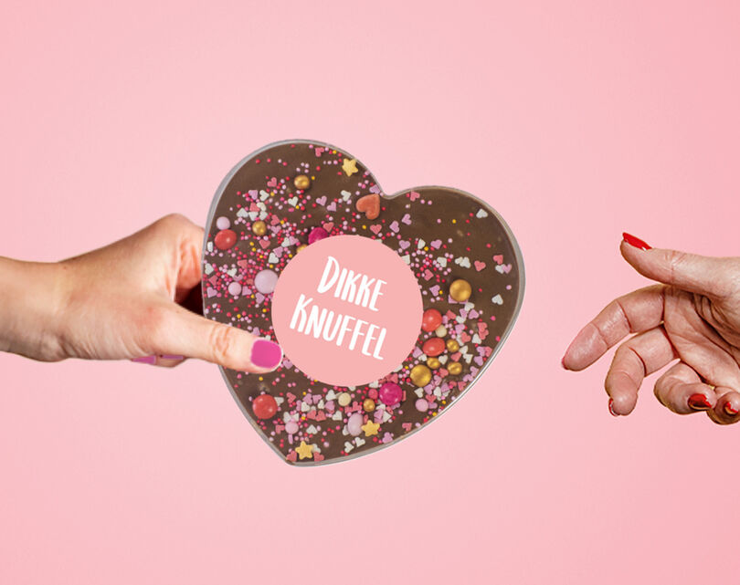 Een chocolade hart met 'dikke knuffel' erop 
