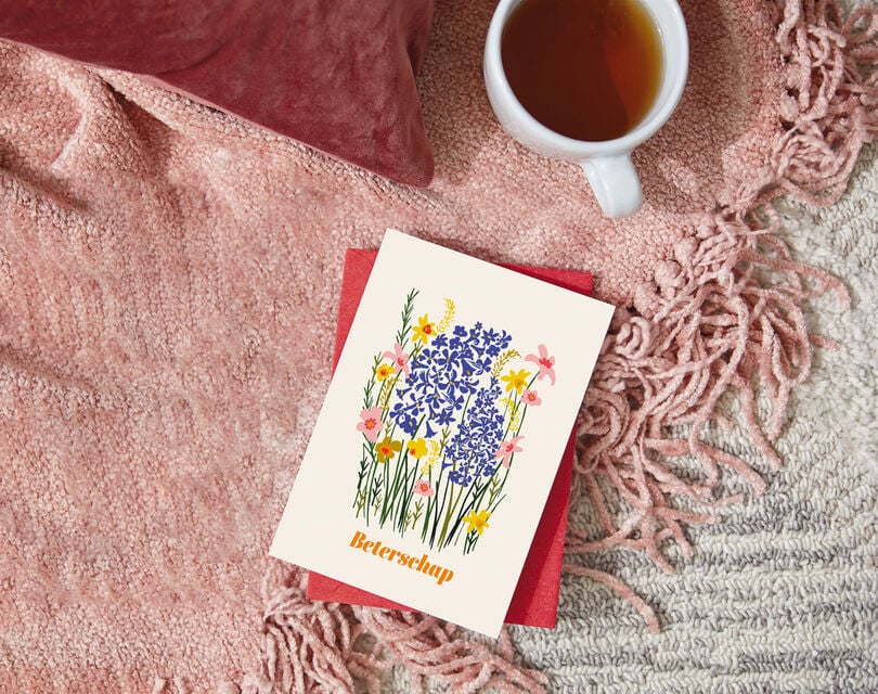 beterschapskaarten naast een kopje thee