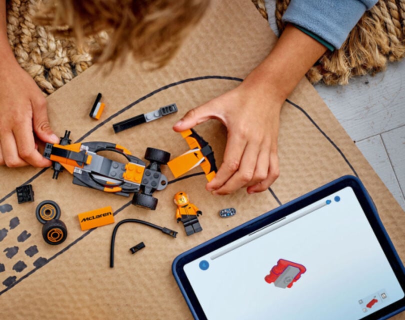 Een jute zak waar Sinterklaas cadeautjes uitpuilen met onder andere tony's chocolonely, een eenhoorn en een Stitch tekenboek