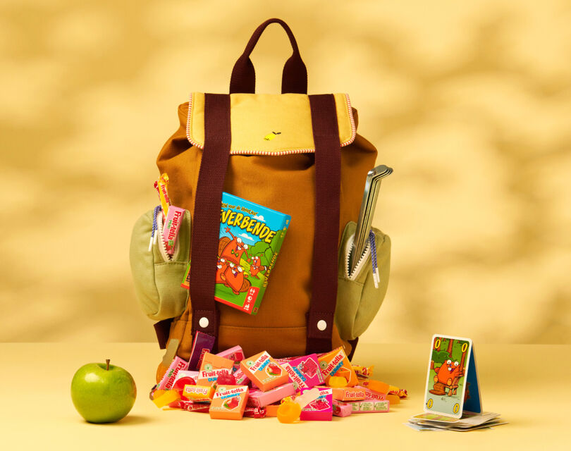 Een rugzak met een appel en spelletjes