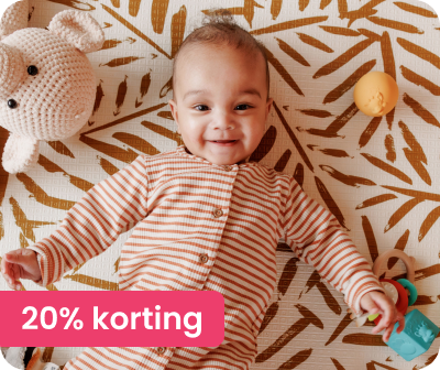 Een baby die op een speelkleed ligt en lacht