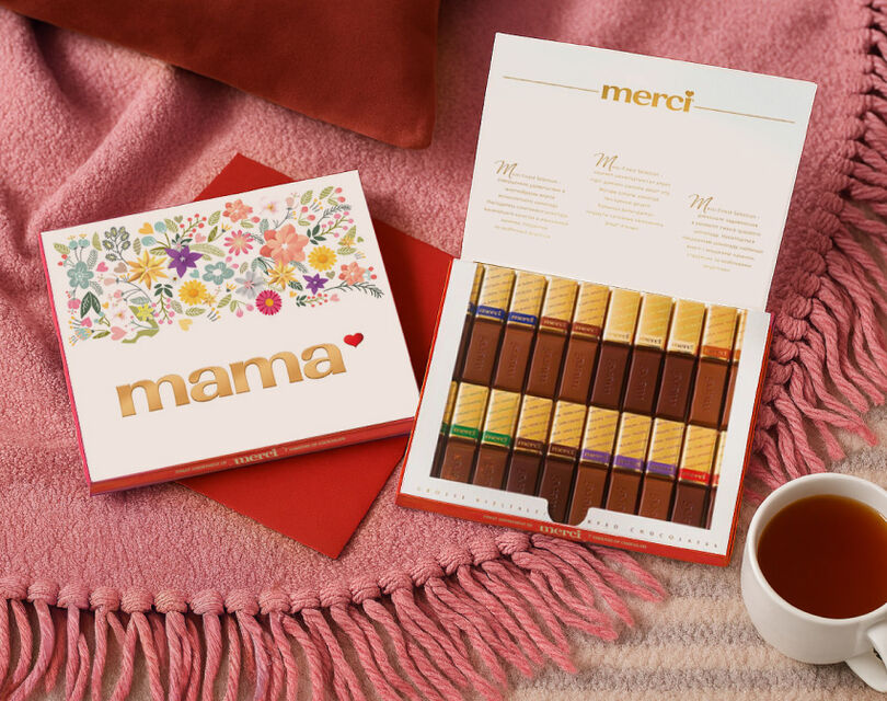 Een doos Merci chocolade met het woord mama op de voorkant