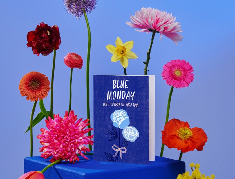 Blue Monday kaart omringd met kleurrijke bloemen