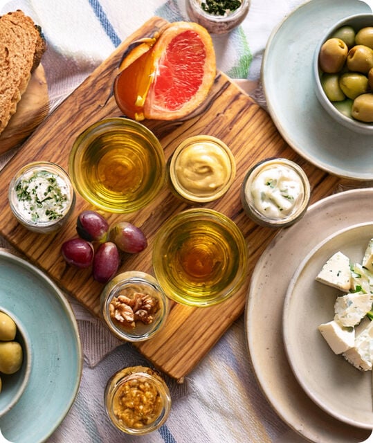 Een tafel met borrelplankjes