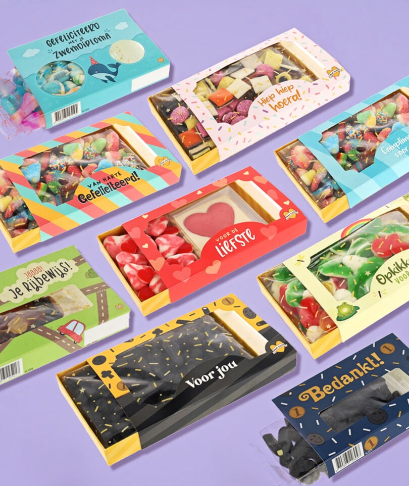 brievenbus snoep doosjes tegen een paarse achtergrond
