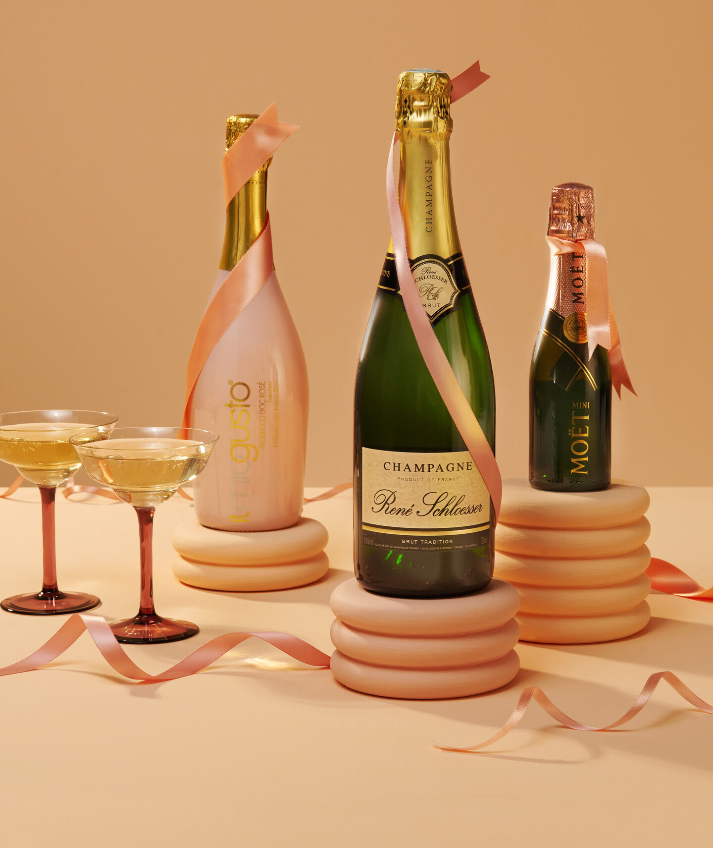 Drie verschillende bubbels met 2 champagne glazen