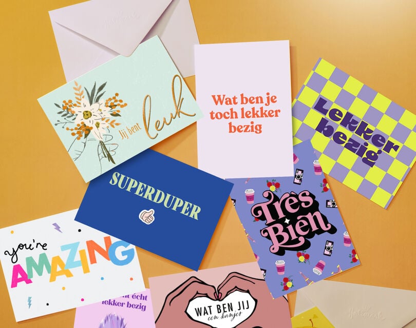 Verschillende complimentenkaarten tegen een gele achtergrond