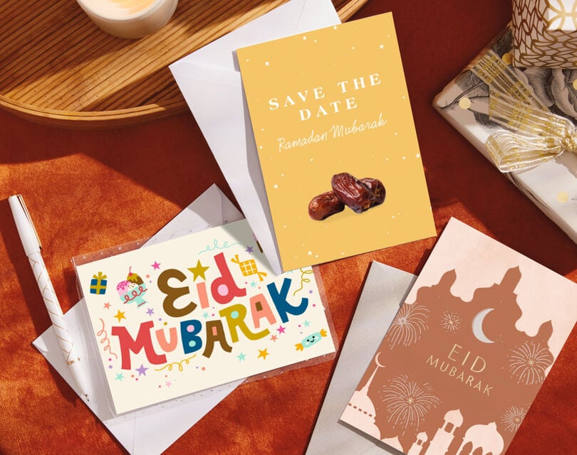 3 kaarten op een tafel met de tekst Eid Mubarak