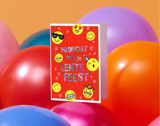 Een lentefeest kaart met op de achtergrond gekleurde ballonnen