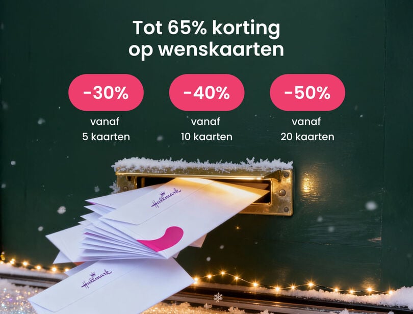 Gestapelde enveloppen met kaarten in de gleuf van een groene brievenbus met gouden lampjes. 