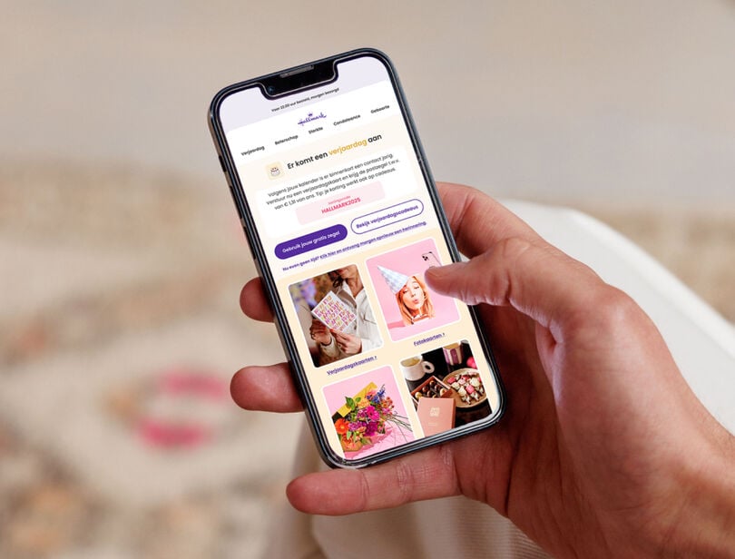 Een Hallmark envelop wordt in een gouden brievenbus deur gestoken