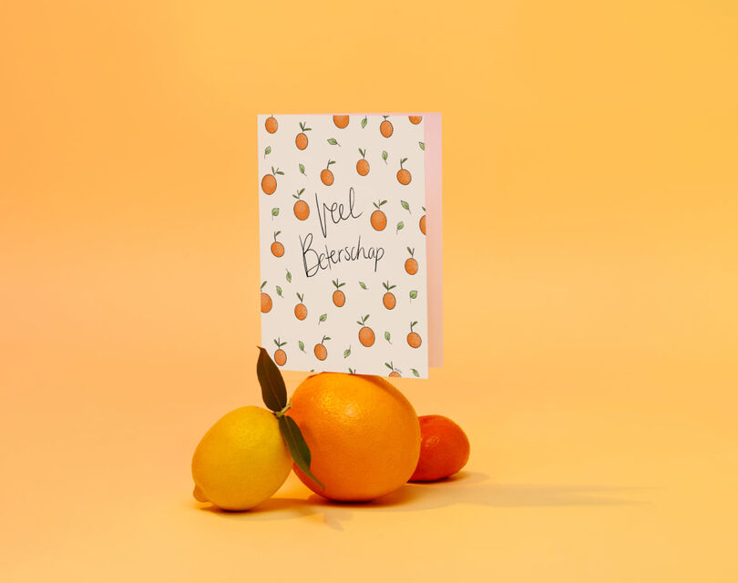citrusvruchten waar een beterschapskaart op staat