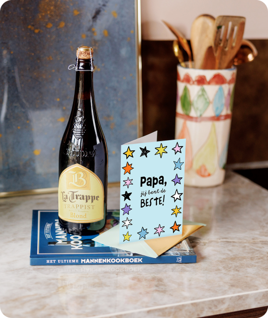 Bier met een kaart en een boek 