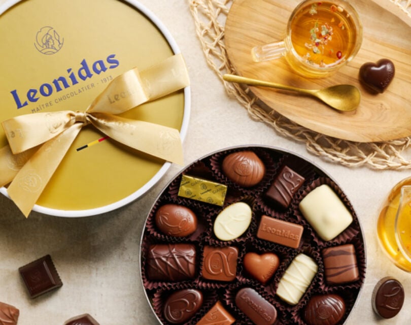 Een doos met Leonidas bonbons en thee 