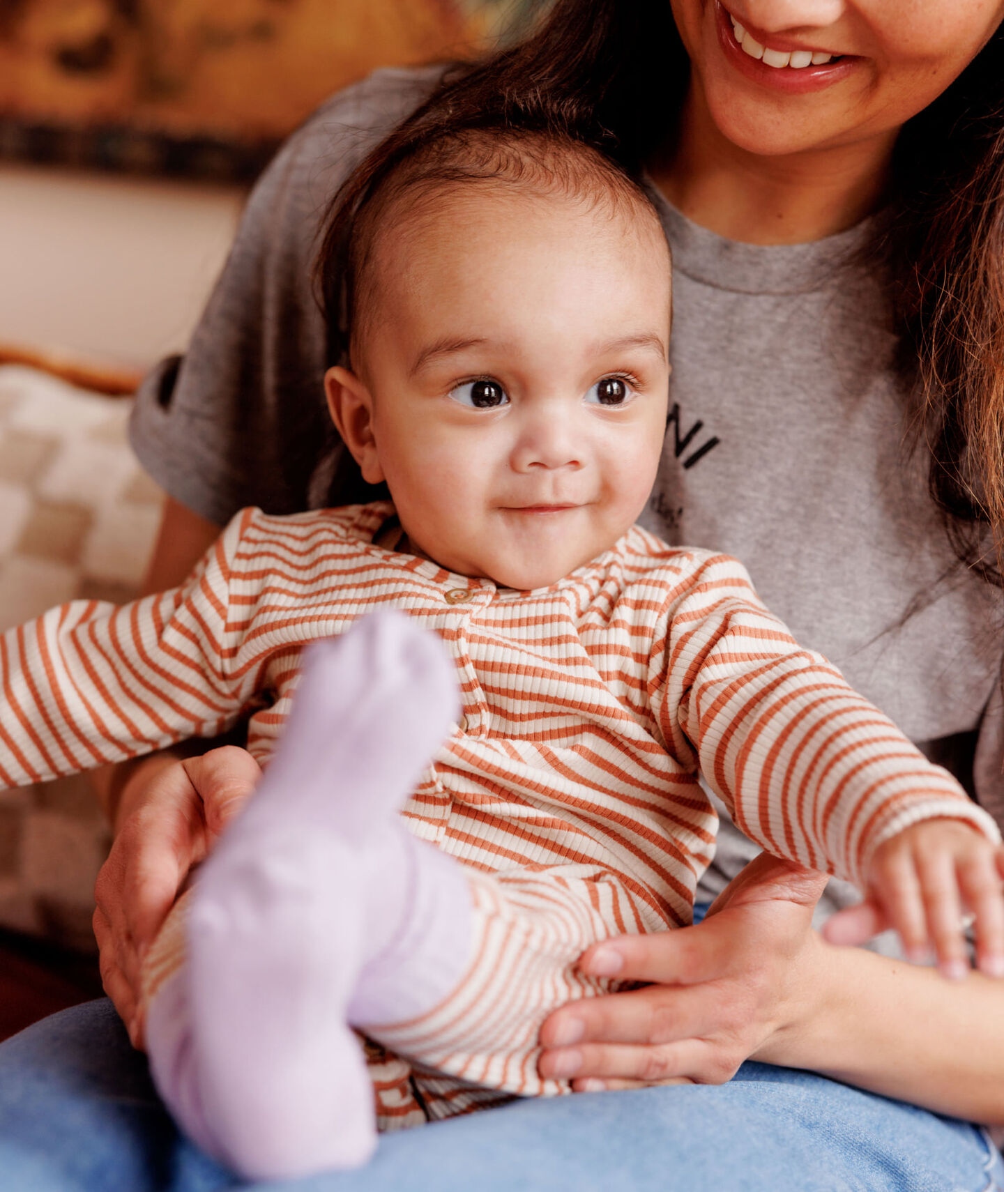 Een baby die bij zijn moeder op schoot zit