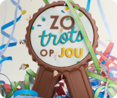 Een chocoladereep in de vorm van een medaille met de tekst: zo trots op jou