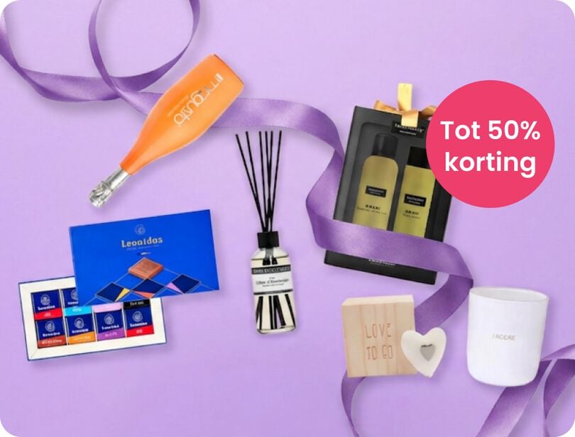 Verschillende cadeaus waaronder drank, een kaar en chocolade