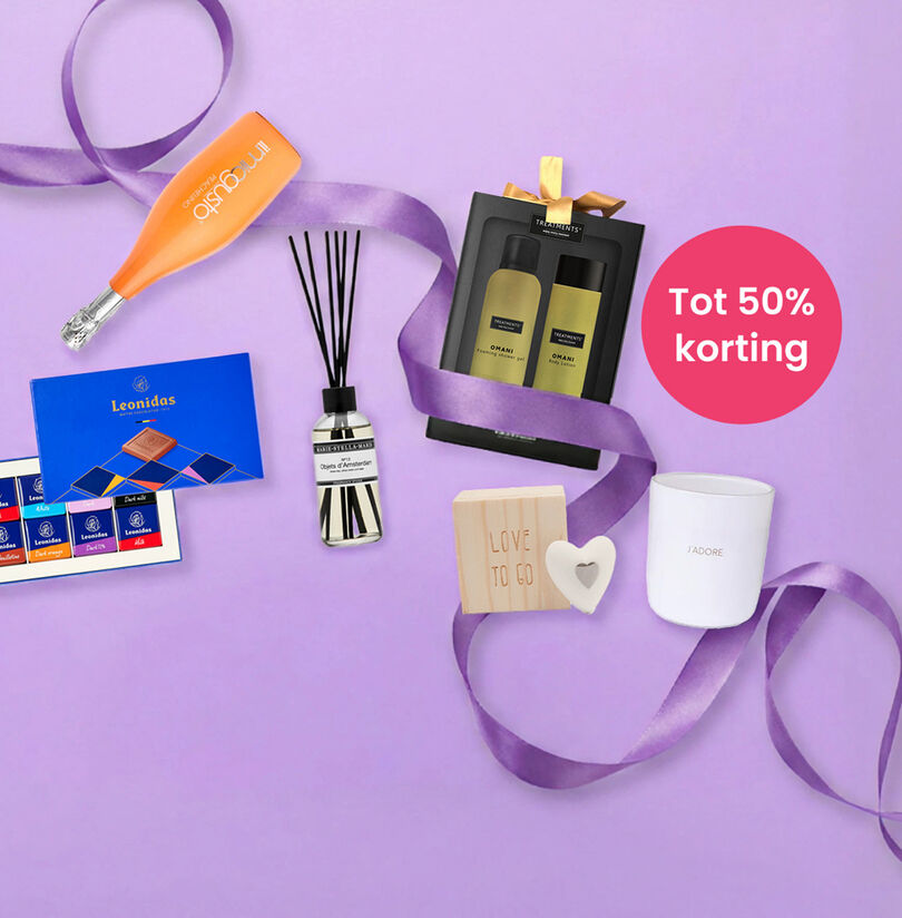 Verschillende cadeaus waaronder drank, een kaar en chocolade