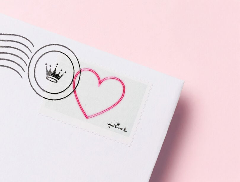 Een postzegel van Hallmark op een envelop 