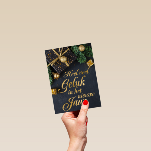 nieuwjaarskaart met gouden tekst en cadeaus