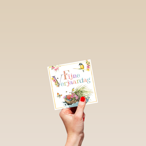 tafel met mandje bloemen