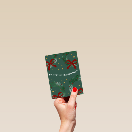 kerstkaart met kerststrikken op groene achtergrond