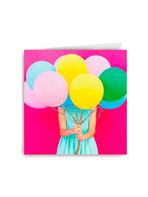 Blanco kaart meisje met ballonnen