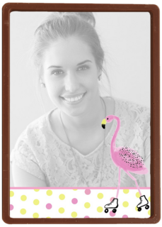 fotokaart staand flamingo op rolschaatsen