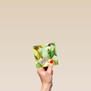 groene paaskaart met paaseieren en kleine witte bloemen fijne pasen