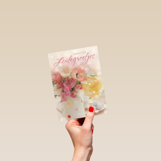 vrolijke lentegroetjes kaart met mooie bloemen in een vaas