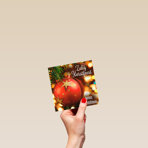zakelijke kerstkaart met rood met gouden kerstbal