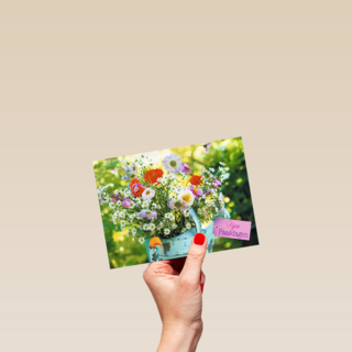 Bloemen in een gieter fijne paasdagen