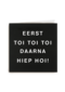 letterbord kaart met de tekst eerst toi toi toi daarna hiep hoi