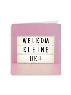 letterbord kaart met de tekst welkom kleine uk meisje