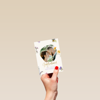 fotokaart voor pas getrouwd stel met bloemen