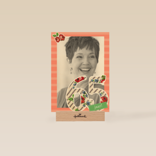 Vijfenzestig jaar met rode bloemen