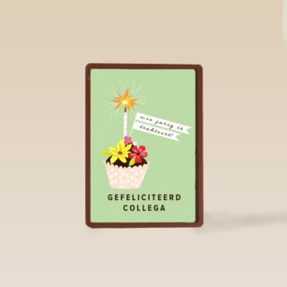 een taartje met kaars en bloemen voor een collega