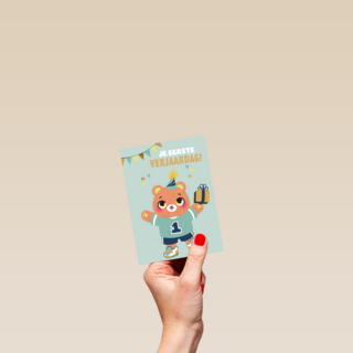 een beer met kado voor je eerste verjaardag