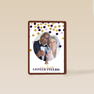 gefeliciteerd kaart foto stijlvol ballon en  confetti