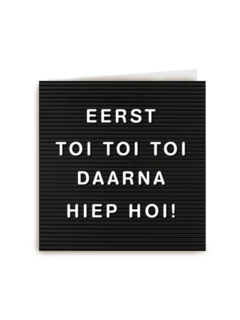 letterbord kaart met de tekst eerst toi toi toi daarna hiep hoi