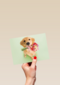 hond met bloemen
