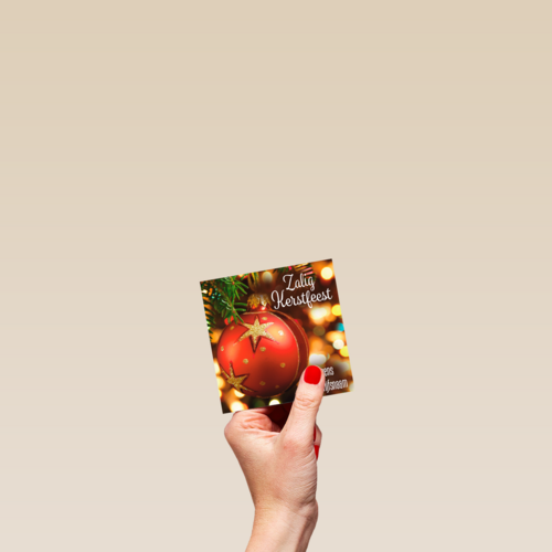 zakelijke kerstkaart met rood met gouden kerstbal