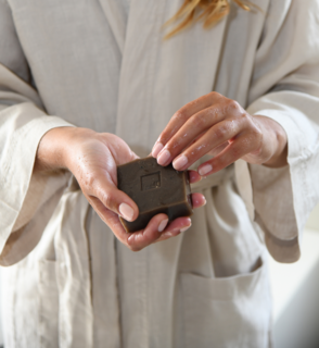 Close-up met handen Leeff Zeepblok Box of Power