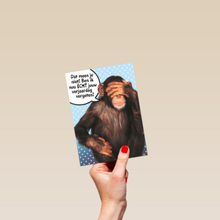 aap met hand voor zijn ogen