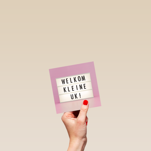 letterbord kaart met de tekst welkom kleine uk meisje