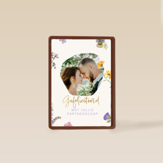 fotokaart voor pas getrouwd stel met bloemen